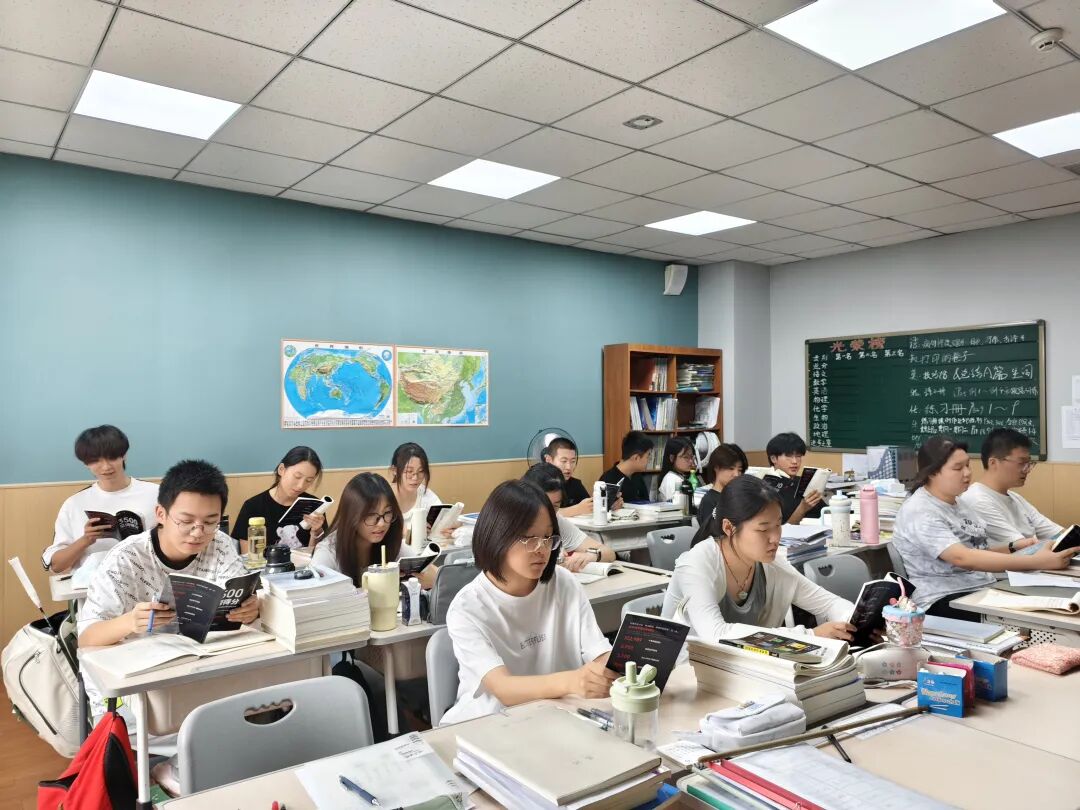 课堂上全班同步进行《3500 见词得分》词汇识别训练。往期全日制班教学实拍,非本届艺考班现场。