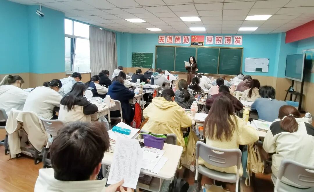 课堂当堂练习时的面批面改。往期全日制班教学实拍，非本届艺考班现场。