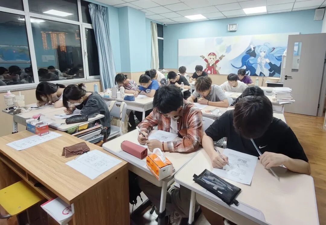 周检测进行中的教室。往期全日制班教学实拍,非本届艺考班现场;班额以当期实际开班为准。