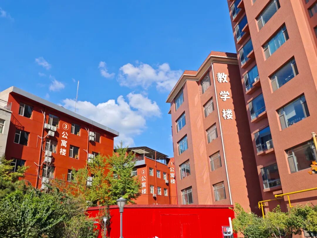 康智校区外景——一栋独栋教学楼与①②③号独栋公寓楼,楼体标识清晰。往期拍摄,画面内无人物。