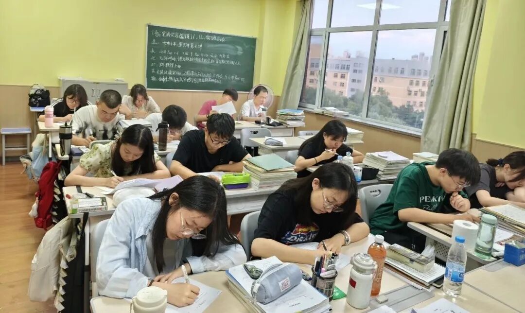 周检测进行中。往期全日制班教学实拍，非本届艺考班现场。